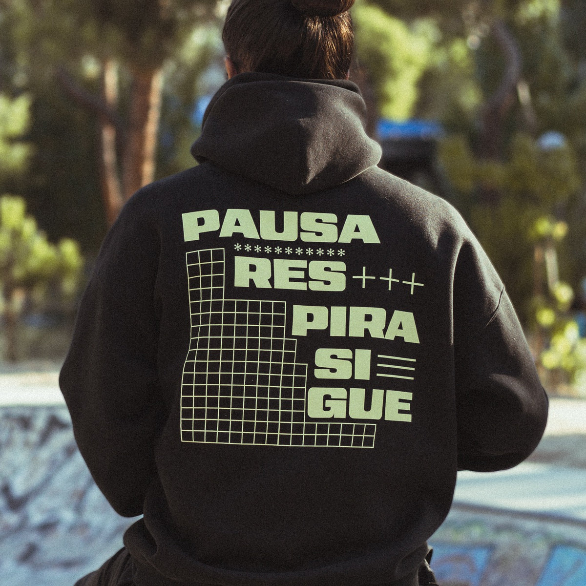 Paz Mental Hoodie, foto real, color negro