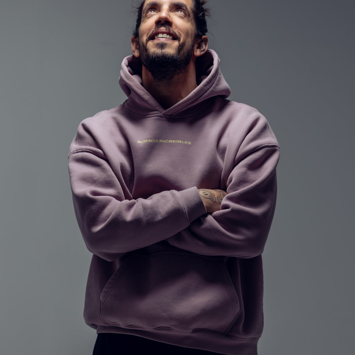 Haciendo Bien Hoodie, foto real, color morado oscuro
