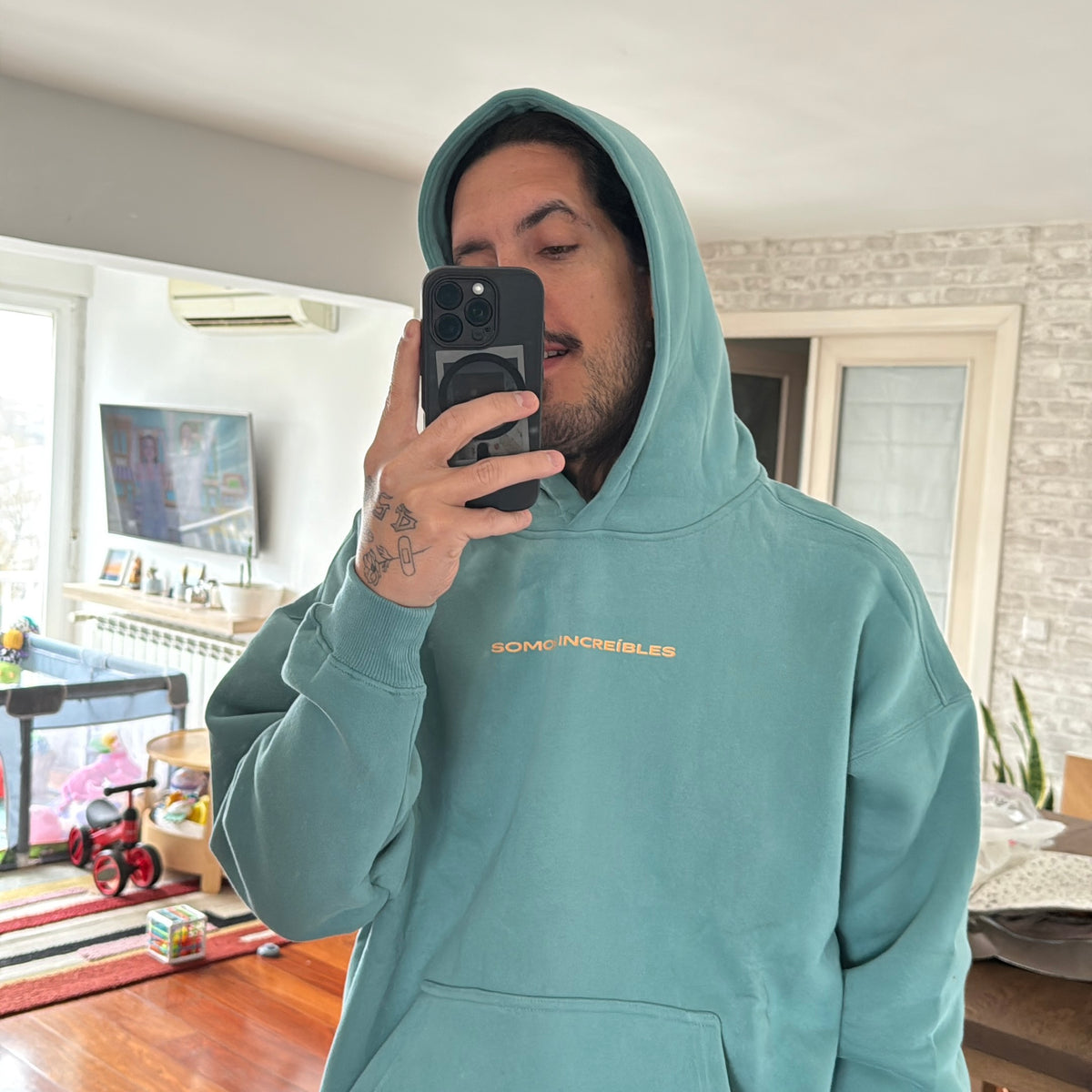 Pausa y Respira Hoodie, foto real, color verde salvia