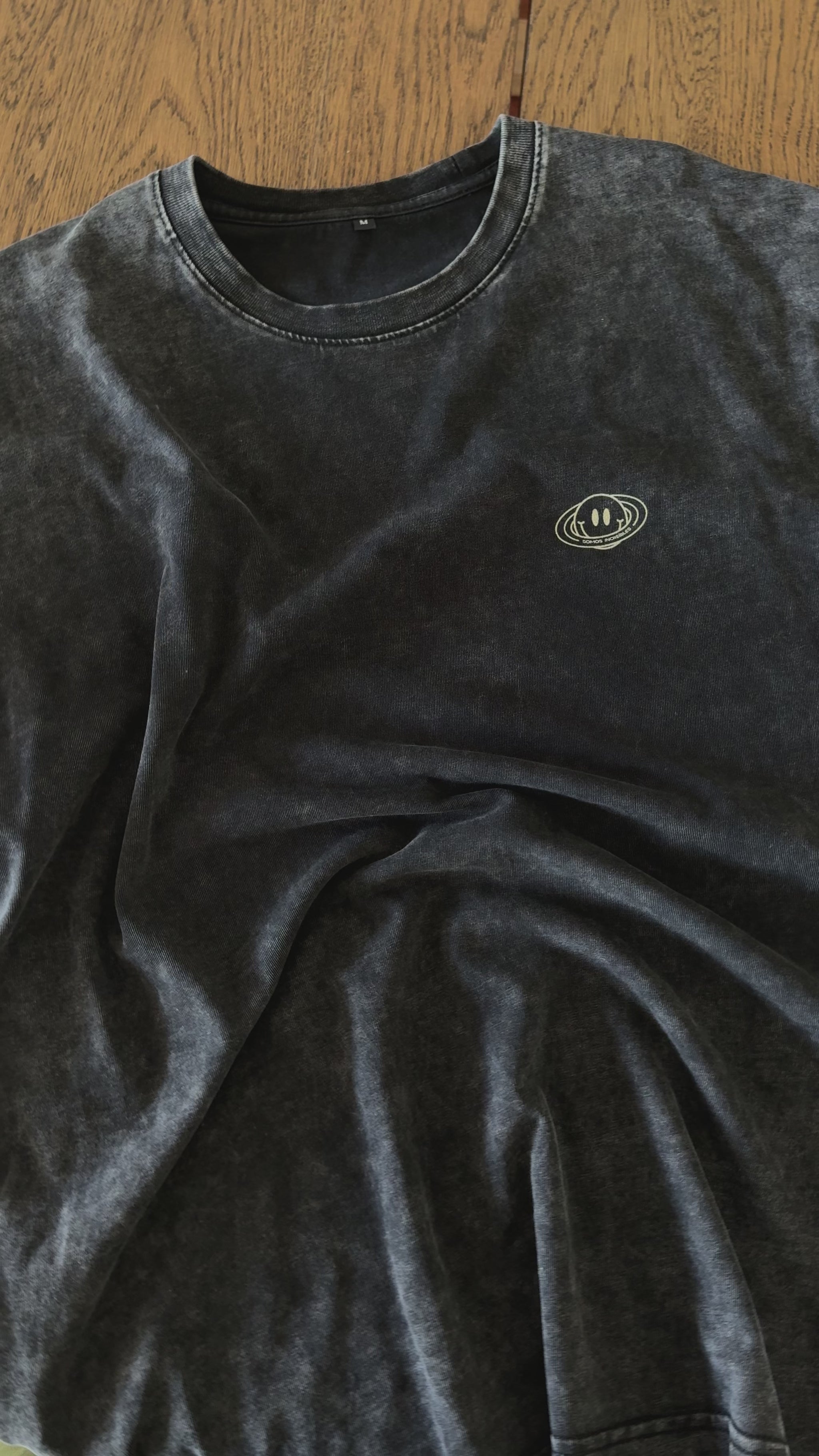 Camiseta Somos Increibles, flat lay textura y estampado