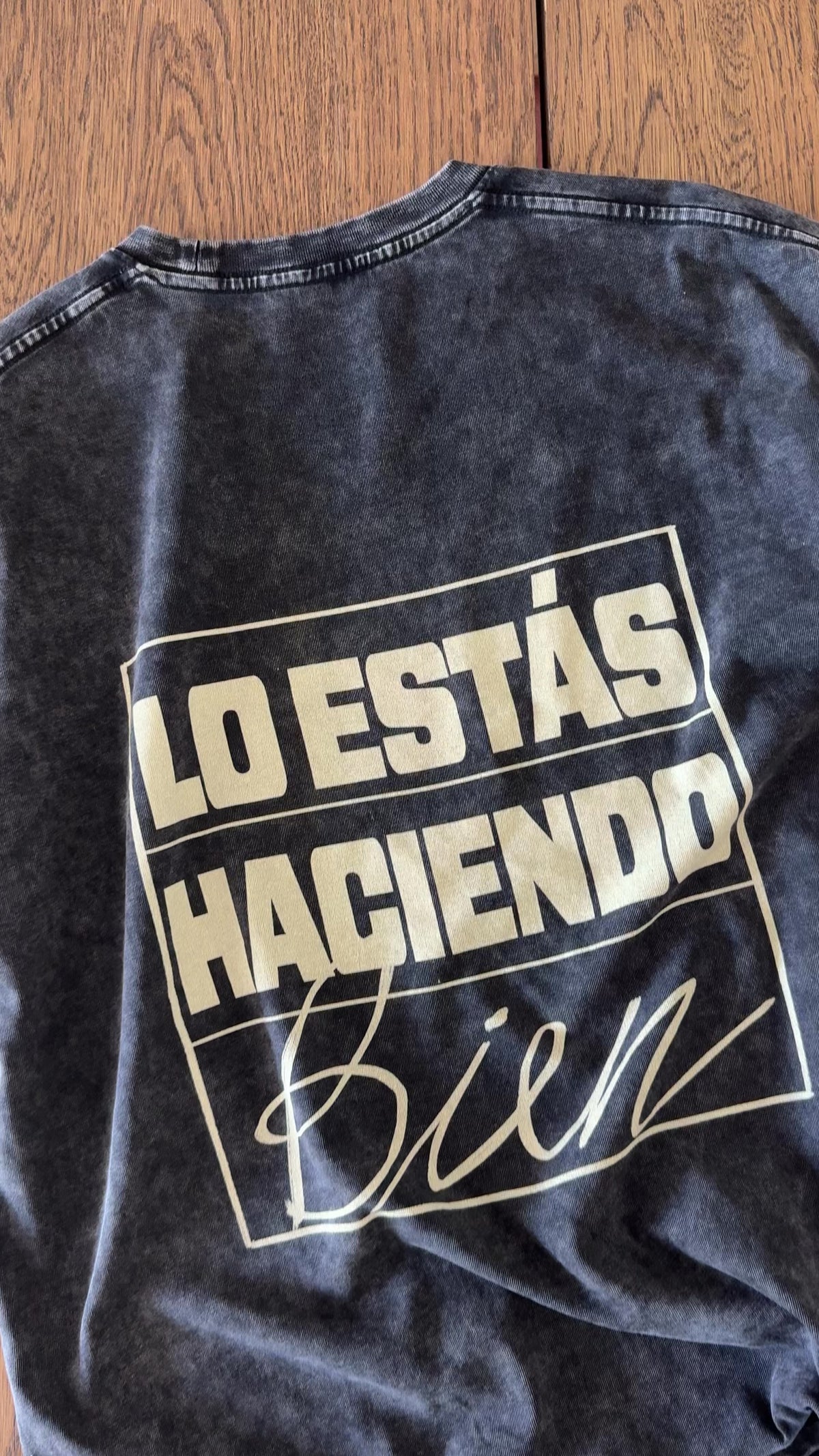 Camiseta Somos Increibles, flat lay textura y estampado